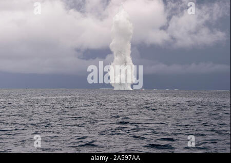 191014-N-SS432-0207 OCEANO PACIFICO (ott. 14, 2019) velisti assegnati alla costruzione subacquea Team due (UCT 2) Costruzione Dive distacco /Bravo (CDD/B) detonare esplosivo su un ostacolo nel canale a Sapwauhfik Atoll, Pohnpei, Stati Federati di Micronesia sulla ott. 14, 2019 come parte dei pesci balestra 2019 fase III. Pesci balestra è un U.S. Terzo Fleet-missione di led che impiega le forze expeditionary per condurre indagini idrografiche e chiari rischi per la navigazione nello Stato Federato di Micronesia al fine di garantire una libera ed aperta Indo-Pacifico. (U.S. Navy foto di comunicazione di massa specia Foto Stock