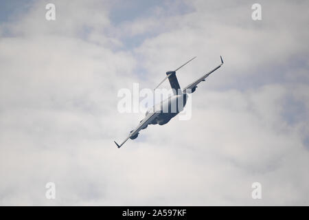 Una C-17 Globemaster III assegnato al Pacific Air Forces C-17 dimostrazione Team a base comune Harbor-Hickam perla, Hawaii, esegue durante la Seoul International Aerospace e Defence Exhibition 2019 all'Aeroporto di Seul, Repubblica di Corea, il 17 ottobre 2019. La Seoul ADEX è il più grande e più completo degli eventi del suo genere nel Nordest Asiatico, attraendo aviazione e professionisti del settore aerospaziale, fattore chiave per la difesa personale e gli appassionati di aviazione e il pubblico in generale. (U.S. Air Force foto di Senior Airman Denise M. Jenson) Foto Stock