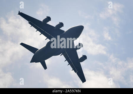 Una C-17 Globemaster III assegnato al Pacific Air Forces C-17 dimostrazione Team a base comune Harbor-Hickam perla, Hawaii, esegue durante la Seoul International Aerospace e Defence Exhibition 2019 all'Aeroporto di Seul, Repubblica di Corea, il 17 ottobre 2019. Questo velivolo è in grado di rapida erogazione strategica di truppe e di tutti i tipi di merci principali basi operative o direttamente alle basi di avanzamento nella zona di dispiegamento. (U.S. Air Force foto di Senior Airman Denise M. Jenson) Foto Stock