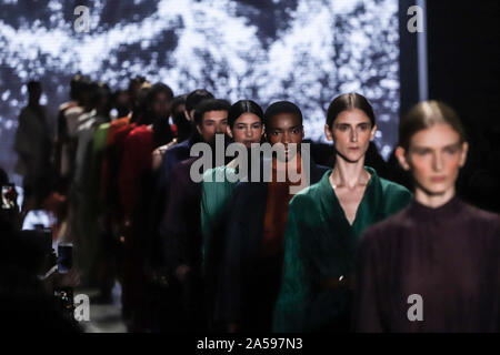 Sao Paulo, Brasile. Xviii oct, 2019. I modelli presenti creazioni di 'Neriage' raccolta durante il Sao Paulo Fashion Week (SPFW) in Sao Paulo, Brasile, il 18 ottobre 2019. Credito: Rahel Patrasso/Xinhua/Alamy Live News Foto Stock