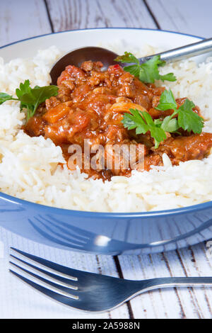 Quorn chili con riso e orzo pilaf Foto Stock