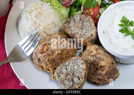 Turca tradizionale piatto di Kadinbudu kofte, Cacik e riso Pilaf con Orzo servito fresco con insalata mista Foto Stock