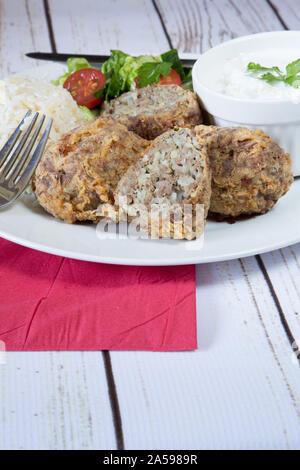 Turca tradizionale piatto di Kadinbudu kofte, Cacik e riso Pilaf con Orzo servito fresco con insalata mista Foto Stock