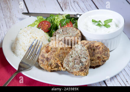 Turca tradizionale piatto di Kadinbudu kofte, Cacik e riso Pilaf con Orzo servito fresco con insalata mista Foto Stock