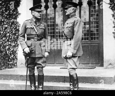 Il generale John J. Pershing, U.S.A. e Maresciallo di Campo Haig, esercito britannico, nella parte anteriore del generale Pershing presso la sede centrale, Chaumont, Francia ca. 1917-1921 Foto Stock