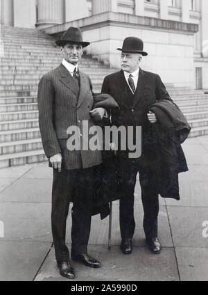 Il segretario del Tesoro, William Gibbs McAdoo, di fronte al Palazzo del Tesoro ca. 1918 Foto Stock