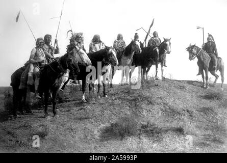 Apsaroke indiani a cavallo: Wolf, in che modo, pesce mostra, Lone Tree, bambino in bocca, Medicina Crow, seduta Elk, e due fischietti, del Montana Foto Stock