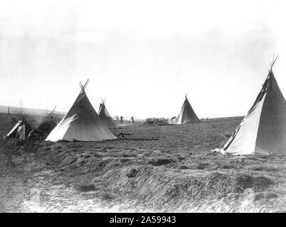 Edward S. Curtis nativi indiani americani - Diversi tipis in area aperta ca. 1905 Foto Stock