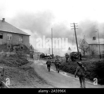 Fanti del novantesimo divisione, 3° US Army, la lotta contro il loro modo attraverso Gottsmanngrun, Germania, essendo trattenuto da una compagnia di tedeschi che stanno tenendo su di impedire agli americani di attraversare il fiume Saale ca. 4/1945 Foto Stock