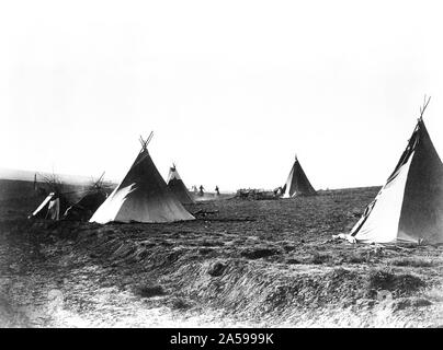 Edward S. Curtis nativi indiani americani - Diversi tipis in area aperta ca. 1905 Foto Stock