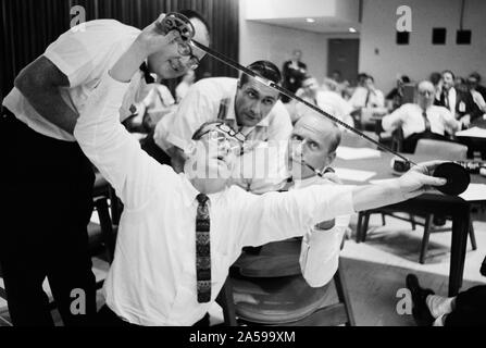 (23 Sett. 1966) --- gli astronauti Charles Conrad Jr. (con tubo) e Richard F. Gordon Jr. (fondo) visualizzare negativi da loro Gemini-11 missione. Foto Stock