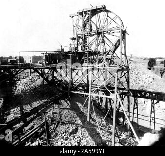 La storia della California - Placer Mining --Columbia,Tuolumne County - la ruota di sollevamento del Daley Rivendicazione ca. 1866 Foto Stock