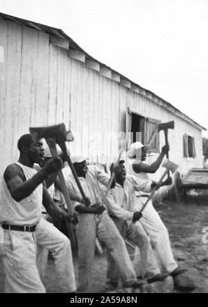 "Lightnin'' Washington, un americano africano prigioniero, cantando con il suo gruppo nel woodyard a Darrington State Farm, Texas ca. Aprile 1934 Foto Stock