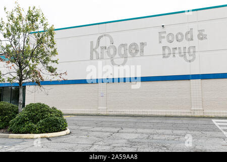 Il contorno di un logo segno esterno di una chiusa Kroger negozi di alimentari al dettaglio alla posizione dello store in Norfolk, Virginia il 13 settembre 2019. Foto Stock
