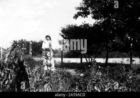La sig.ra Elizabeth Fulks nel suo giardino a Stanton, Texas ca. Settembre 1940 Foto Stock