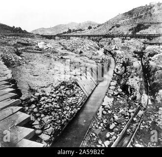 La storia della California - Placer Mining - La coda chiusa in marrone piatto, Tuolumne County ca. 1866 Foto Stock