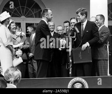 Astronauta Alan B.Shepard Jr. riceve la NASA Distinguished Service Award dal presidente degli Stati Uniti John Fitzgerald Kennedy Maggio 8, 1961, giorni dopo la sua storia facendo MR-3 volo