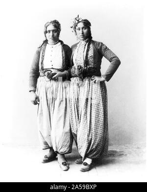 Due donne di zingaro standing, piena lungh.., Palestina 1893 Foto Stock