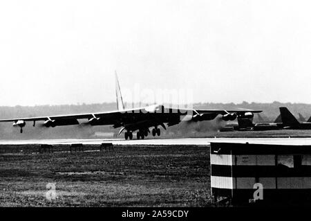 1972 - Vista anteriore destra di un B-52D Stratofortress aeromobile da Strategic Air Command tenendo spento per una missione nel nord del Vietnam durante il funzionamento linebacker. Foto Stock