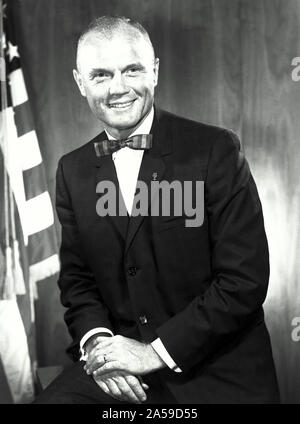 Ritratto ufficiale di astronauta John H. Glenn Jr., il primo americano in orbita attorno alla terra in un progetto di veicolo spaziale di mercurio Foto Stock