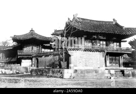 Corea del Sud - Seoul - cabina telefonica [basso edificio di mattoni 1910-20 Foto Stock