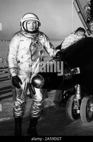 La NASA pilota di prova di Neil Armstrong è visto qui accanto alla X-15 nave #1 dopo un volo di ricerca. Foto Stock