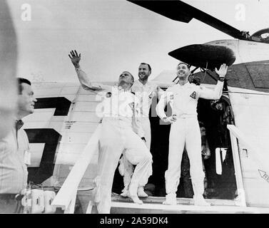 (27 dicembre 1968) Apollo 8 che serve come primo presidiati orbita lunare missione. Il decollo è avvenuto il 21 dicembre 1968, portando un uomo tre equipaggio costituito da astronauti Frank Borman, comandante; William Anders, modulo lunare (LM) pilota; e James Lovell, Modulo di comando (CM) pilota. I tre in modo sicuro è tornato a terra il 27 dicembre 1968. Foto Stock