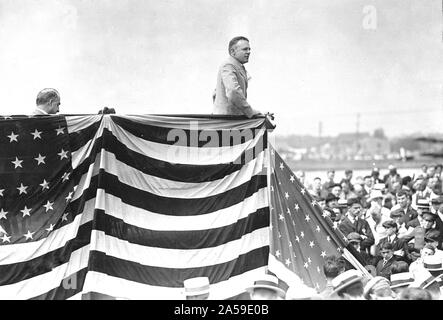 Assistente del Segretario della guerra Benedetto Crowell parlando in occasione del lancio del primo Handley Page bombardamento aereo Foto Stock