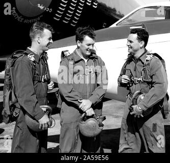 Questa foto mostra la prova dei piloti, (sinistra/destra) Joseph A. Walker, Stanley P. Butchart e Walter P. Jones, in piedi nella parte anteriore del Douglas D-558-II Skystreak, nel 1952. Questi tre piloti di prova presso il comitato consultivo nazionale per l'aeronautica" di volo ad alta velocità della stazione di ricerca probabilmente stavano discutendo i loro voli di aeromobili. Foto Stock