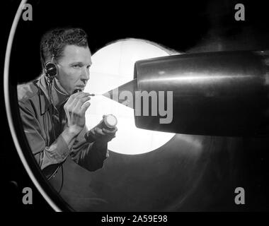 Un tecnico presso il comitato consultivo nazionale per l'aeronautica (NACA) Lewis volo laboratorio di propulsione pulisce il tubo di Pitot su un 16-pollice diametro statoréacteur nel 8- da 6 piedi in supersonico in galleria del vento. Foto Stock