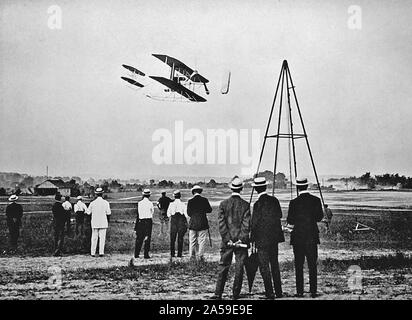 I fratelli Wright prova volare i loro aerei su Fort Myer parata del campo. Questa serie di voli di prova ha portato l'esercito acquistando il suo primo aeromobile. Nel primo volo, Sett. 9, 1908, Orville Wright mantenuto il piano aloft 71 secondi. Il secondo volo è risultata in un crash che sinistra gravemente Wright tagliato e schiacciato e il suo passeggero, Esercito Lt. Thomas Selfridge morti -- il primo powered-aviation fatalità. Foto Stock