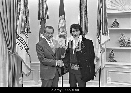 Il presidente Richard Nixon stringe le mani con il cantante Elvis Presley nella Casa Bianca ca. anni '70 Foto Stock