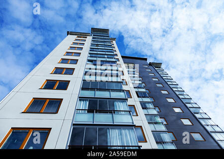 Umea, Svezia - 16 Settembre 2019: casa numero due sul Sandakern, un nuovo edificio moderno e alto con un nuvoloso cielo estivo Foto Stock