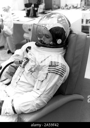 Apollo 11 membri dell equipaggio Michael Collins appare calma dopo adeguamento delle attività per la sua partecipazione alla manifestazione del conto alla rovescia di test a bordo della Apollo 11 il mestiere dello spazio Foto Stock