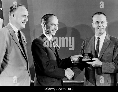 (1 ottobre 1961) --- astronauta Alan B.Shepard Jr. (destra) riceve una targa premio e da membri della British Rocket società. Foto Stock