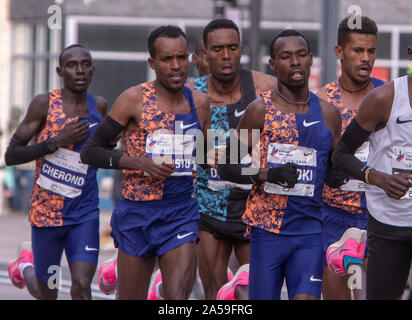 Lawrence Cherono, Asefa Mengstu, Bedan Karoki, Dejena Debela, Dickson Chumba passare il 16 miglio marchio della maratona. La Maratona di Chicago, un AFF Gold Foto Stock