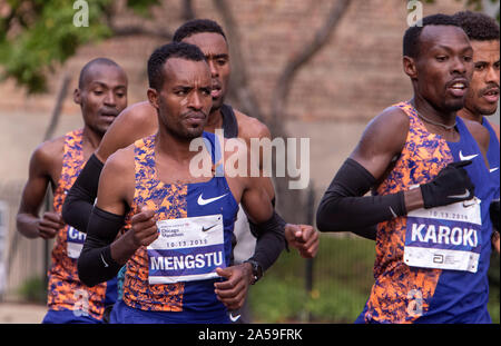 Lawrence Cherono, Asefa Mengstu, Bedan Karoki, Dejena Debela, Dickson Chumba passare il 16 miglio marchio della maratona. La Maratona di Chicago, un AFF Gold Foto Stock
