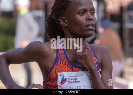 Brigid Kosgei dal Kenya, sul suo modo di spezzare la maratona record con un tempo di 02:14:04. La Maratona di Chicago, un AFF etichetta oro gara, si tiene ogni Foto Stock