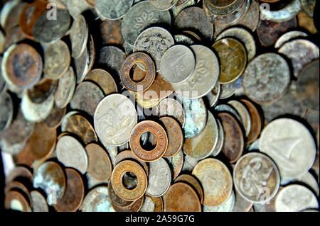 Nathdwara; Rajasthan; India - Sud Est Asiatico Feb. 2011 : La valuta indiana di vecchie monete/vintage delle monete in euro Foto Stock