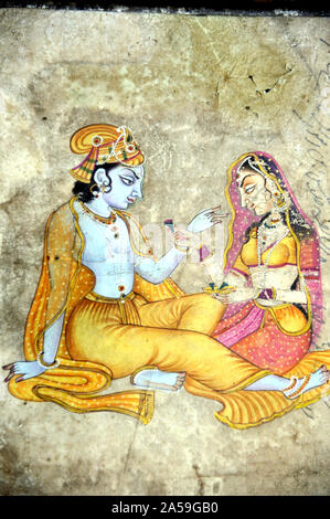 Nathdwara, Rajasthan, ,India - Sud est asiatico : 200 anni antichi dipinti a muro; dettaglio circa vintage rare vecchio dio indù Signore Radha / Krishna. Foto Stock