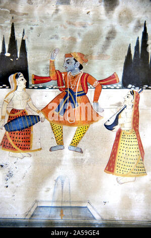 Nathdwara, Rajasthan, India - Sud est asiatico : 200 anni antichi dipinti a muro; dettaglio circa vintage rare vecchio dio indù Signore Radha / Krishna. Foto Stock