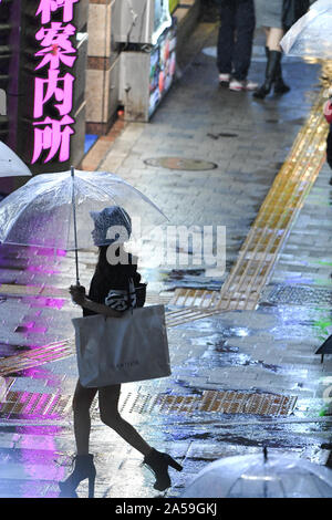 Tokyo, Giappone. Xviii oct, 2019. Le persone camminano per le strade del quartiere Kabuki-Cho a Tokyo Giappone durante un giorno di pioggia. Il Giappone è il paese ospitante per il 2019 Coppa del Mondo di Rugby e si trova di fronte a una stagione piovosa per l'inizio dei quarti di finale in cui Inghilterra gioca contro Australia e Nuova Zelanda contro l'Irlanda. Foto scattata il 19 ottobre 2019. Foto di: Ramiro Agustin Vargas Tabares Credito: Ramiro Agustin Vargas Tabares/ZUMA filo/Alamy Live News Foto Stock