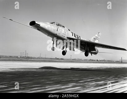 North American F-100A (NACA-200) Super Sabre aereo decollo ca. 1957 Foto Stock
