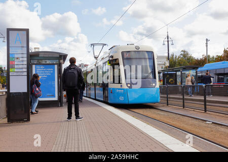 Göteborg, Svezia - 2 Settembre 2019: vista di una classe M32 in tram in servizio sulla linea 7 per Vasttrafik i mezzi di trasporto pubblici all'Kungsportsplatsen st Foto Stock