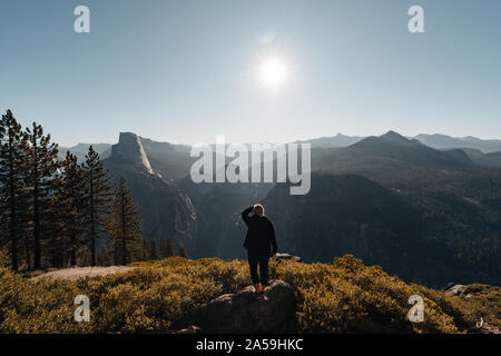 Il parco nazionale di Yosemite Valley View con Halfdome e Cascate in background Foto Stock