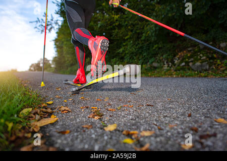 Pattini a rotelle su strada asfaltata. Preparazione per lo sci di fondo. Foto Stock