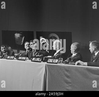 (3 gennaio 1966) --- vista la Gemini 6 e 7 conferenza stampa. Da destra a sinistra sono amministratore della NASA James E. Webb; MSC Vice Direttore George M. bassa; e gli astronauti James A. Lovell Jr., Frank Borman, Thomas B. Stafford e Walter Schirra M.. Foto Stock