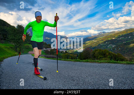 Pattino a rotelle corsa su strada asfaltata. disciplina sportiva e anche la preparazione per lo sci di fondo Foto Stock