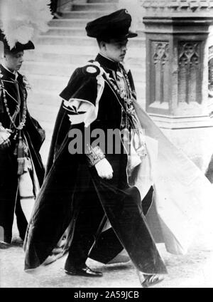 La foto mostra il re Manuel II del Portogallo presso la Cappella di San Giorgio., Castello di Windsor in Inghilterra, quando il Principe di Galles è stato investito dell'Ordine della Giarrettiera il 10 giugno 1911. Foto Stock