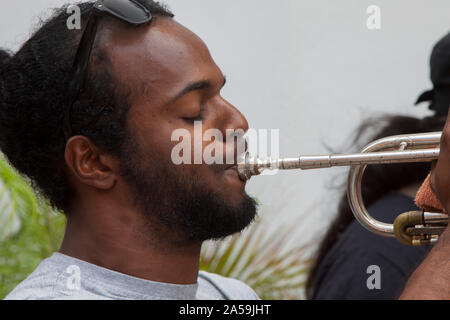 Tromba musicista, animatore sulle strade del centro di Havana, Cuba. Foto Stock